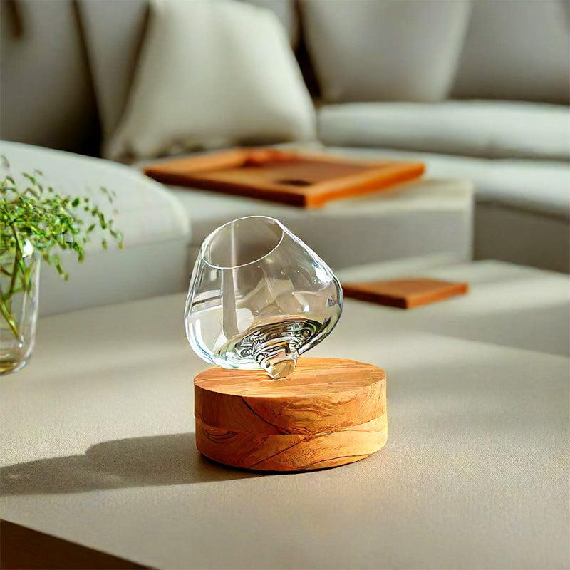 Bicchiere da vino Aequilibrium soffiato a mano su sottobicchiere in legno artigianale di Audacem