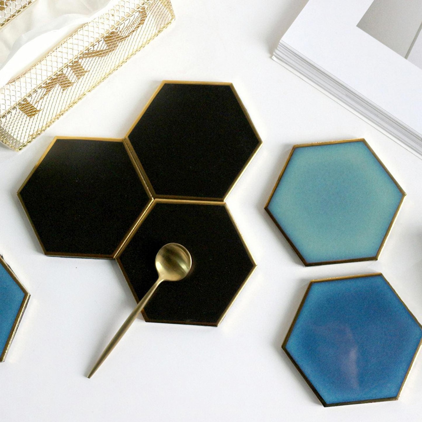 Sottobicchieri esagonali in ceramica blu, turchese e nera di Audacem