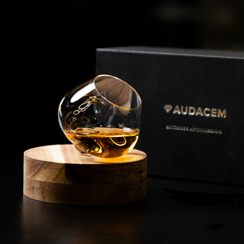Elegante bicchiere da distillato Aequilibrium soffiato a mano di Audacem con confezione regalo per whisky, liquori e distillati. Design rotante.