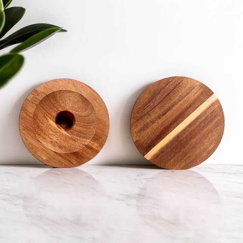 Primo piano di un sottobicchiere in legno artigianale Aequilibrium di Audacem