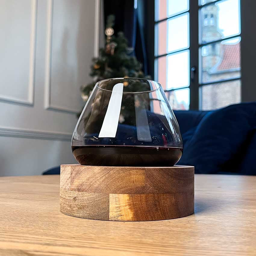 Bicchiere Aequilibrium soffiato a mano su sottobicchiere in legno artigianale di Audacem