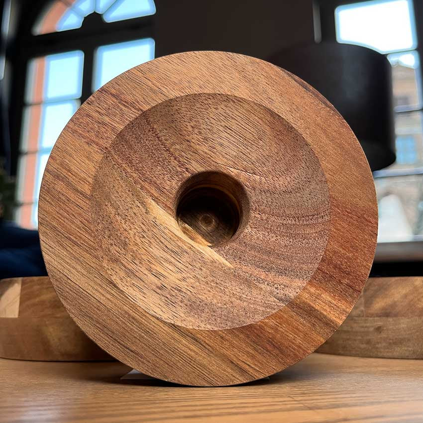 Vista frontale di un sottobicchiere in legno artigianale Aequilibrium di Audacem